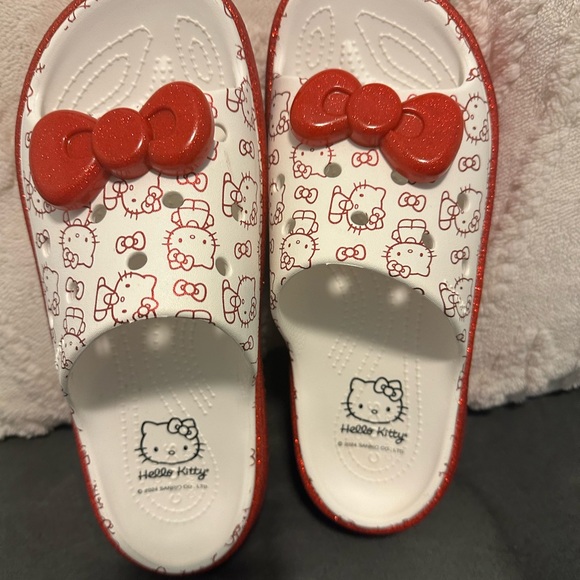 Hello Kitty Crocs - Picture 3 of 6